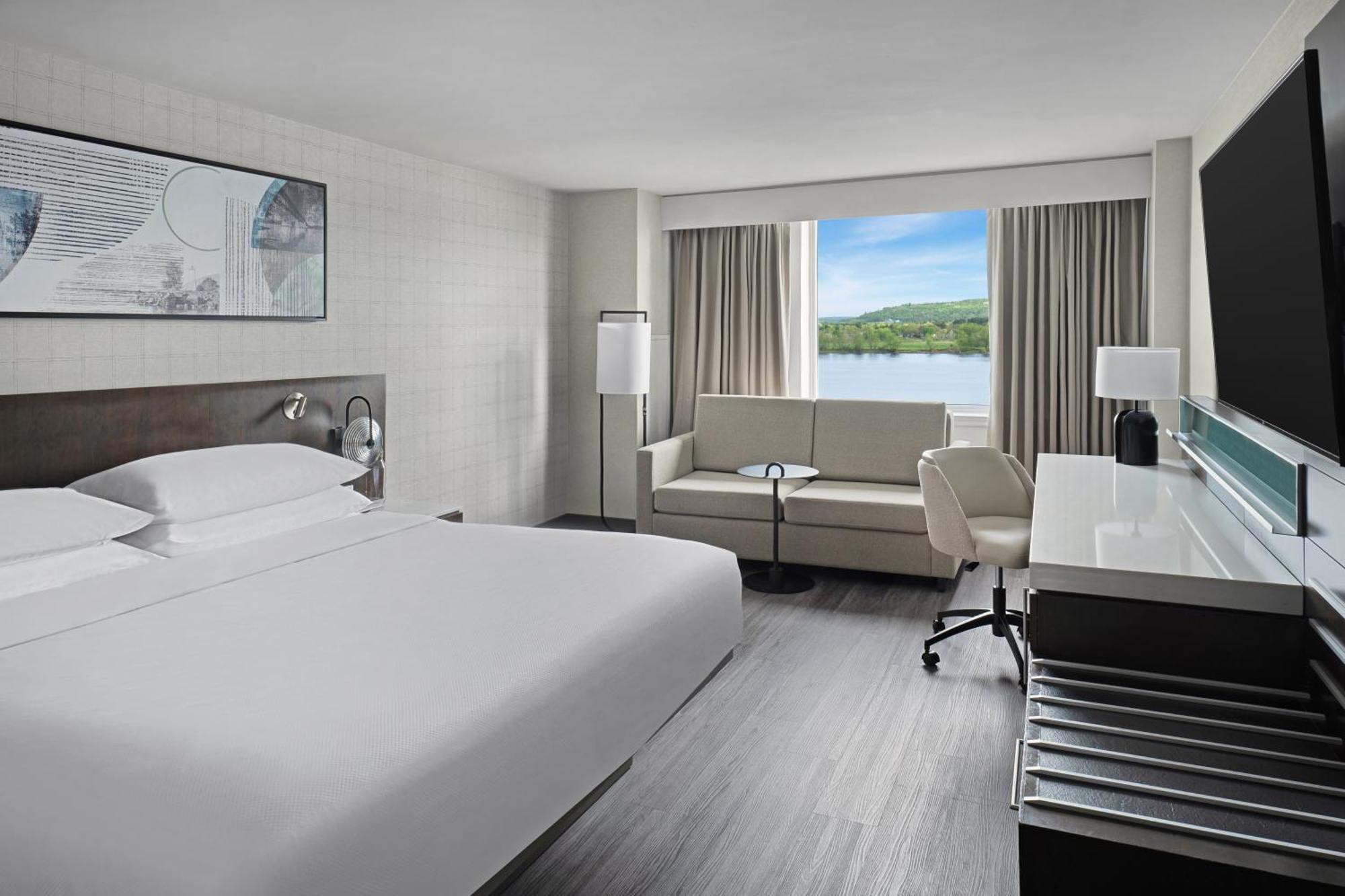 Delta Hotels By Marriott Фредериктън Екстериор снимка