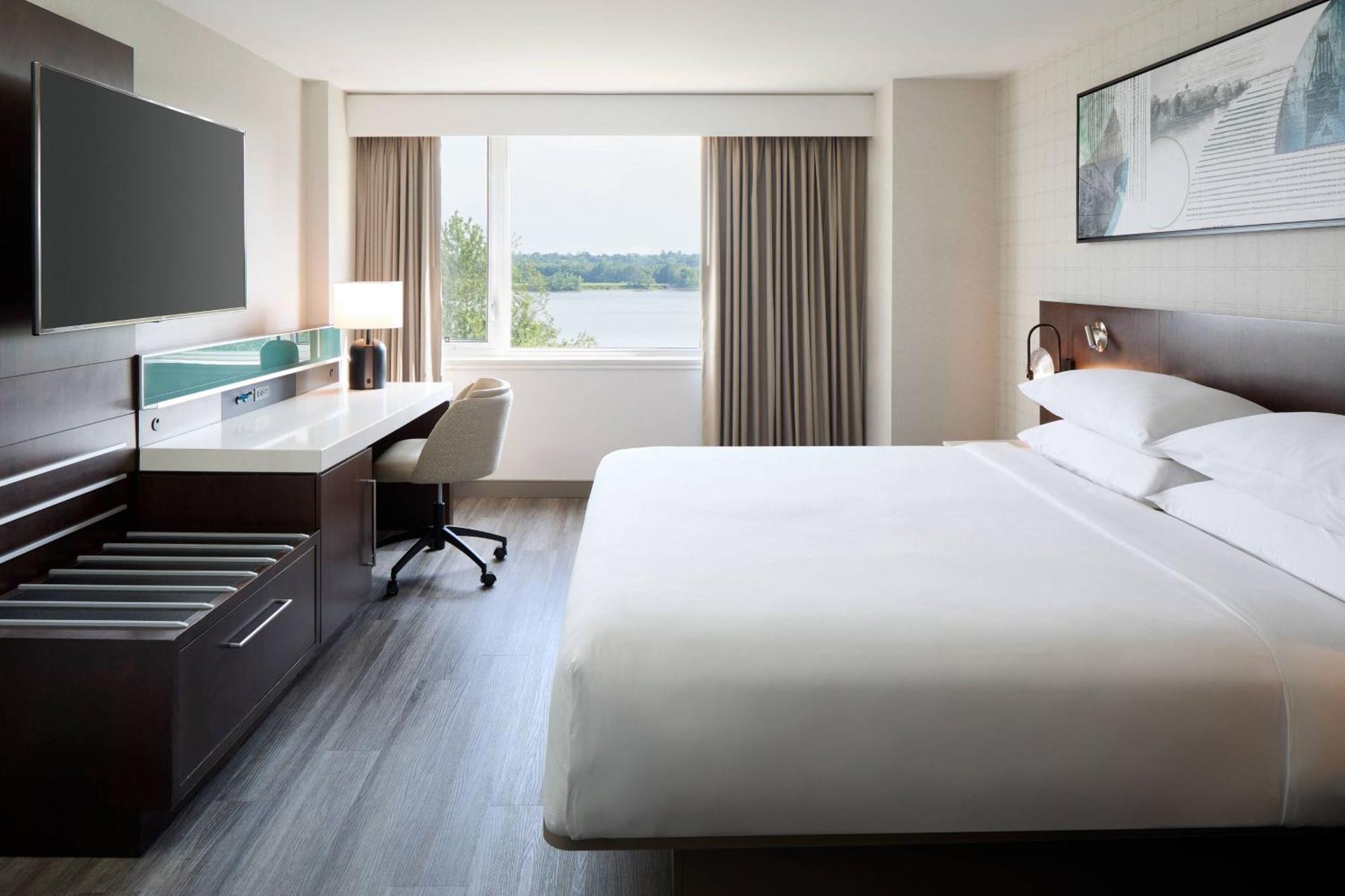 Delta Hotels By Marriott Фредериктън Екстериор снимка