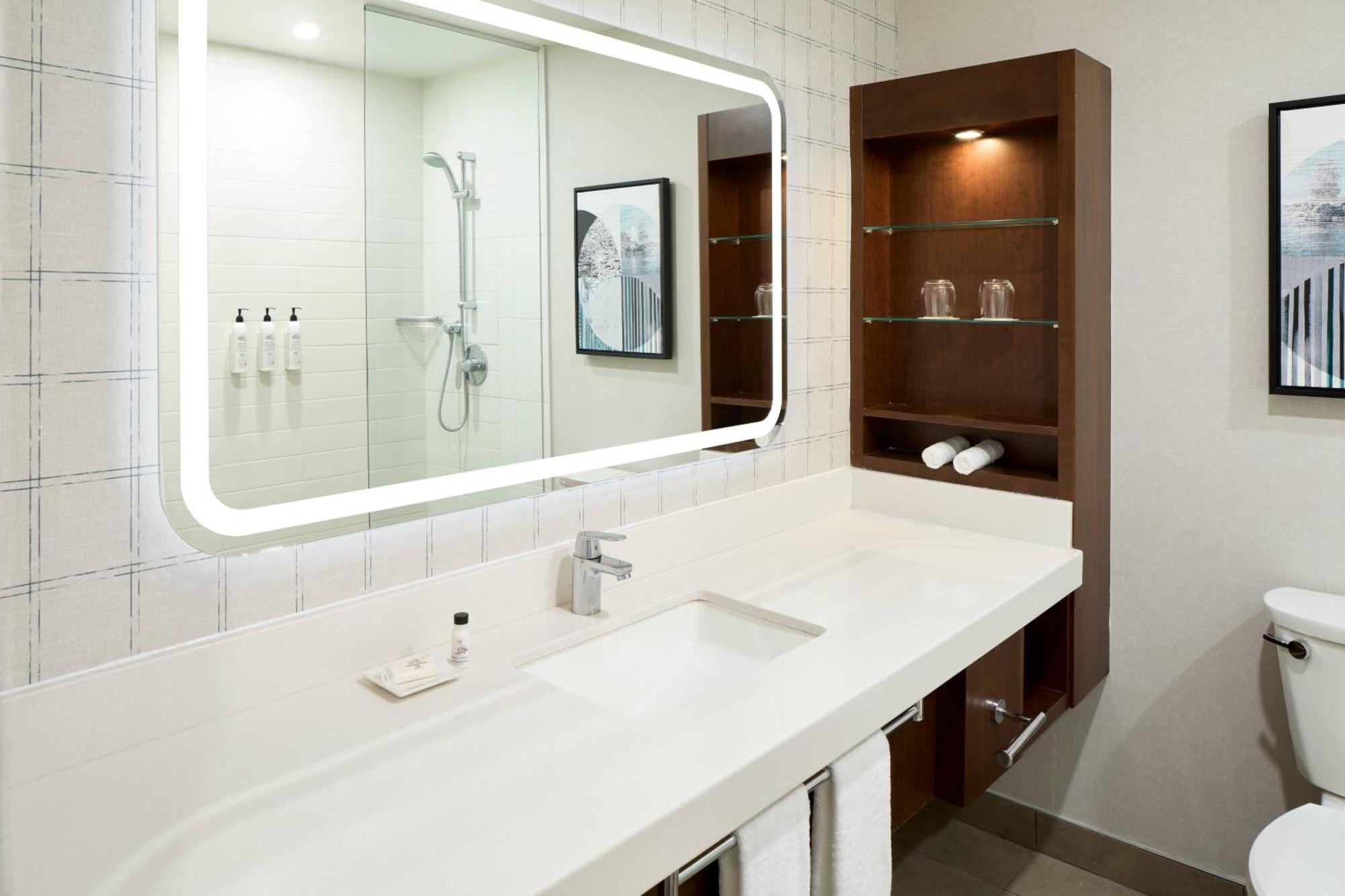 Delta Hotels By Marriott Фредериктън Екстериор снимка