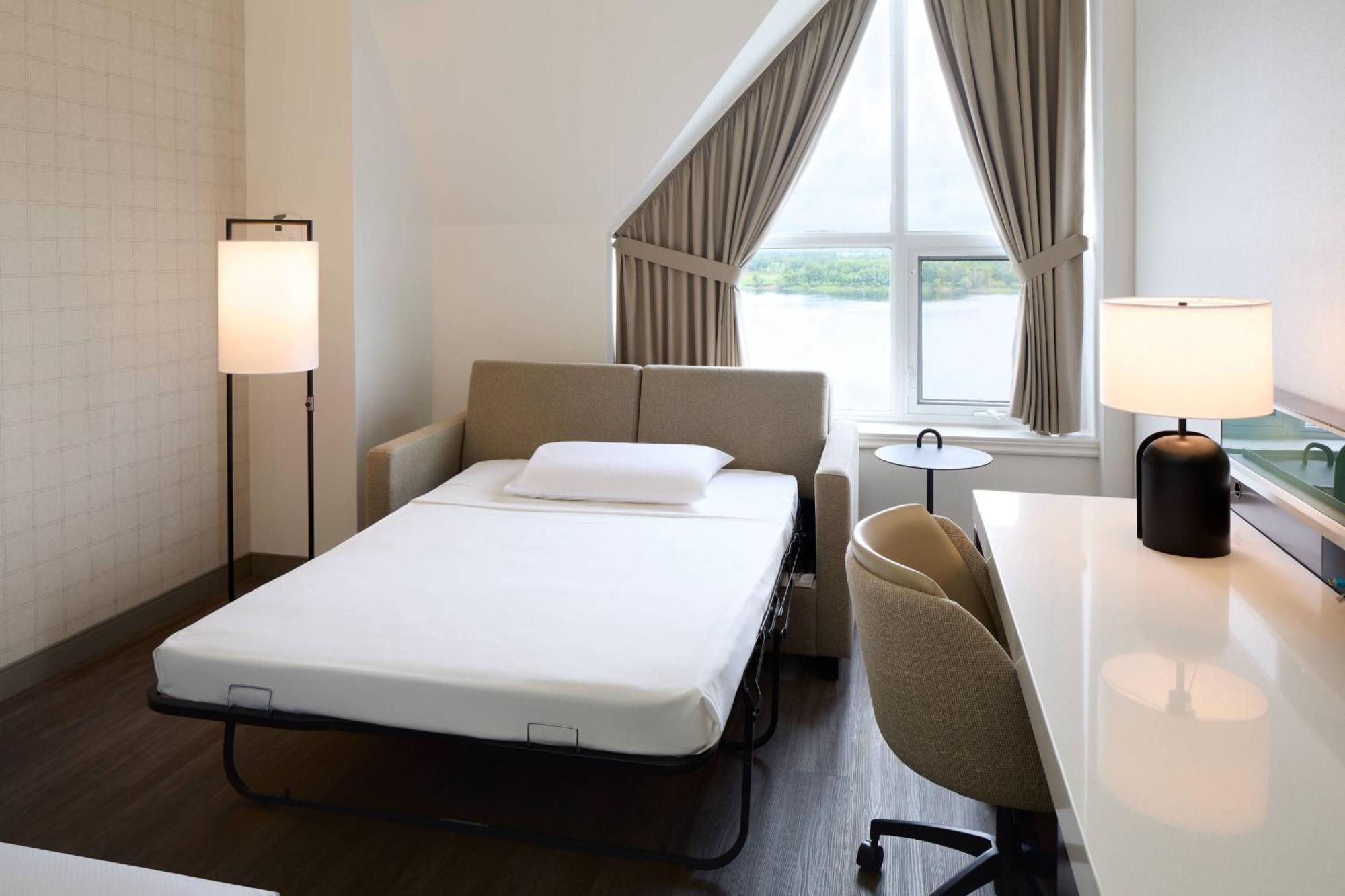 Delta Hotels By Marriott Фредериктън Екстериор снимка