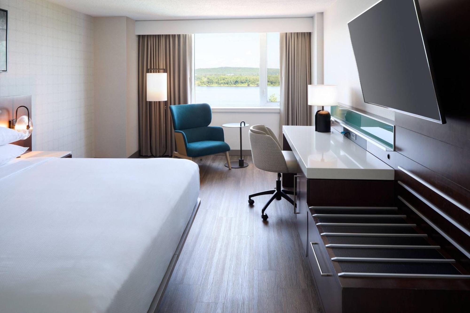 Delta Hotels By Marriott Фредериктън Екстериор снимка